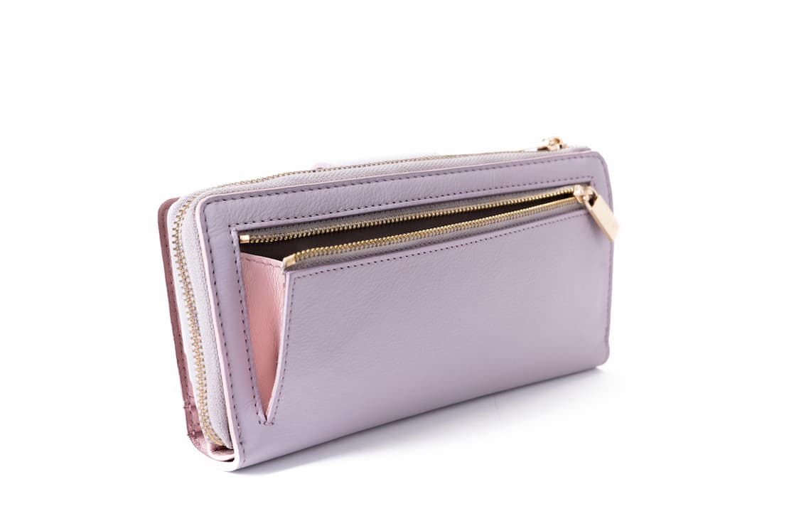 Women's Leather Wallets with Coin Compartments for practical organization and elegant daily use.