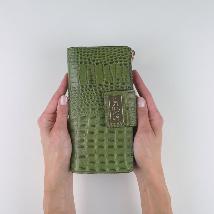Video with green croco wallet
