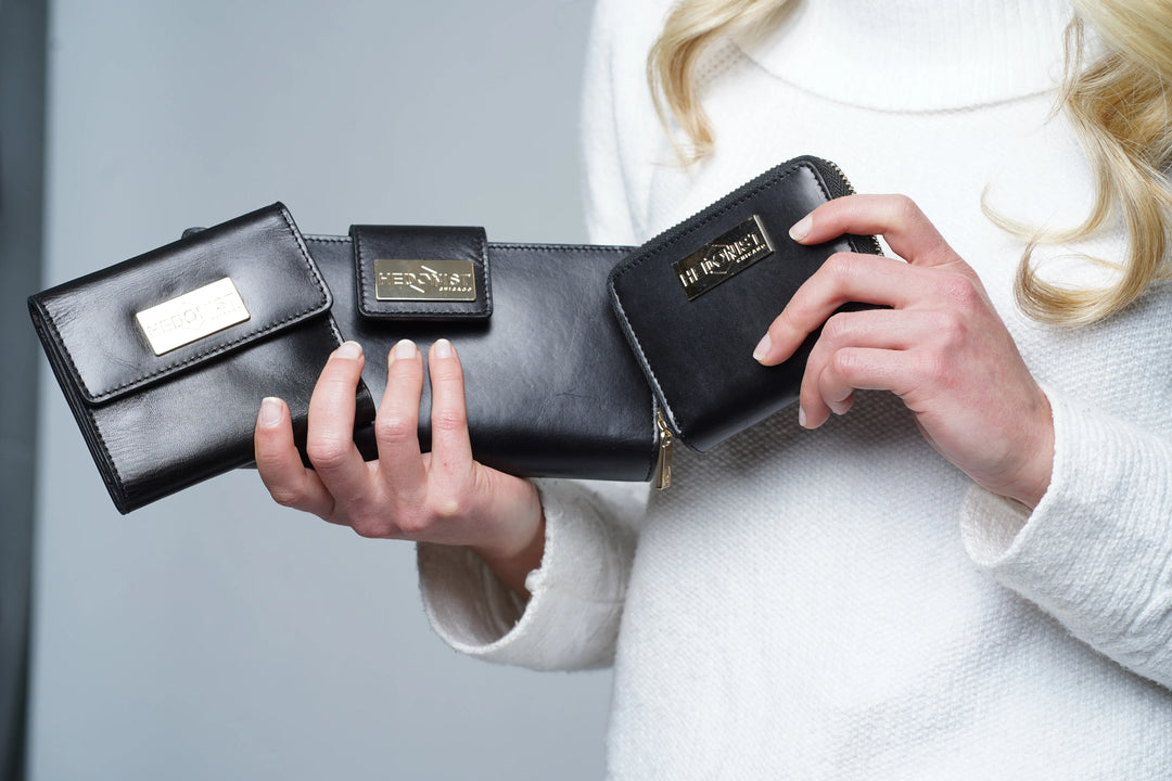 Small zip around wallet for women in leather with 360-degree zipper closure and card slots
