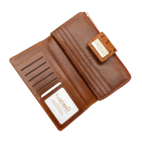 Hedonist Chicago women brown wallet, travel, full grain leather, detail view